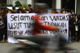 Mahasiswa yang tergabung dalam Aliansi Asura membawa poster saat berunjukrasa di depan Balai Kota Malang, Malang, Jawa Timur, Senin (14/2/2022). Dalam aksi solidaritas tersebut mereka menuntut pemerintah mengusut tuntas kasus tindakan represif aparat yang terjadi di Wadas-Purworejo. Antara Jatim/Ari Bowo Sucipto/zk