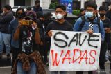 Mahasiswa yang tergabung dalam Aliansi Asura membawa poster saat berunjukrasa di depan Balai Kota Malang, Malang, Jawa Timur, Senin (14/2/2022). Dalam aksi solidaritas tersebut mereka menuntut pemerintah mengusut tuntas kasus tindakan represif aparat yang terjadi di Wadas-Purworejo. Antara Jatim/Ari Bowo Sucipto/zk