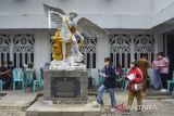 Sejumlah warga menunggu antrean saat mengikuti vaksin COVID-19 dosis ketiga di Gereja Katolik Santo Yohanes, Kabupaten Ciamis, Jawa Barat, Senin (14/2/2022). Vaksinasi yang digelar di Hari Valentine itu bertema 