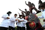 (dari kiri) Komisioner KPU Kota Blitar Ninik Sholikhah, Rangga Bisma Aditya, Hernawan M. Khabib dan Edy Saputra mencoblos poster saat peluncuran tanggal pemilihan umum (Pemilu) Tahun 2024 di Monumen Pemberontakan Tentara PETA di Blitar, Jawa Timur, Senin (14/2/2022). KPU RI mengeluarkan surat keputusan (SK) KPU RI Nomor 21 tahun 2022 yang berisi penetapan tanggal Pemilu 2024 yang jatuh pada 14 Februari 2024. ANTARA FOTO/Irfan Anshori/pras.
