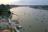 Foto udara perahu wisata memadati Danau Sipin di Telanaipura, Jambi, Minggu (13/2/2022). Danau seluas 89,2 hektare di tengah-tengah Kota Jambi dan berdampingan langsung dengan Sungai Batanghari itu merupakan ikon baru wisata air daerah itu. ANTARA FOTO/Wahdi Septiawan/foc.