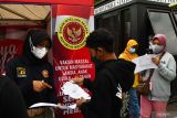 Sejumlah warga antre untuk mendapatkan suntikan vaksin COVID-19 saat digelar Vaksinasi COVID-19 massal di ruang publik kawasan Sumber Wangi Kota Madiun, Jawa Timur, Senin (14/2/2022). Badan Intelijen Negara (BIN) berkolaborasi dengan Pemkot Madiun dan Federasi Serikat Pekerja Pertamina Bersatu (FSPPB) menggelar vaksinasi massal guna mendukung terciptanya kekebalan kelompok dengan target 14 hari sebanyak 12.250 dosis vaksin pertama, kedua dan booster. Antara Jatim/Siswowidodo/zk