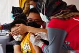 Petugas kesehatan menyuntikkan vaksin COVID-19 kepada seorang anak saat digelar Vaksinasi COVID-19 massal di ruang publik kawasan Sumber Wangi, Kota Madiun, Jawa Timur, Senin (14/2/2022). Badan Intelijen Negara (BIN) berkolaborasi dengan Pemkot Madiun dan Federasi Serikat Pekerja Pertamina Bersatu (FSPPB) menggelar vaksinasi massal guna mendukung terciptanya kekebalan kelompok dengan target 14 hari sebanyak 12.250 dosis vaksin pertama, kedua dan booster. Antara Jatim/Siswowidodo
