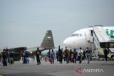 Penumpang pesawat komersil dari Balikpapan tiba di Bandara Husein Sastranegara, Bandung, Jawa Barat, Selasa (15/2/2022). Pemerintah berencana akan mengurangi durasi karantina bagi pelaku perjalanan luar negeri menjadi tiga hari pada 1 Maret 2022 mendatang. ANTARA FOTO/Raisan Al Farisi/agr