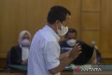 Terpidana kasus kekerasan seksual terhadap anak Herry Wirawan berjalan dalam ruangan untuk menjalani sidang vonis di Pengadilan Negeri Bandung, Jawa Barat, Selasa (15/2/2022). Majelis hakim Pengadilan Negeri (PN) Bandung menjatuhkan vonis pidana seumur hidup kepada Herry Wirawan atas kasus pemerkosaan 13 santriwati dibawah umur sekaligus diminta membayar restitusi (santunan) kepada para korban. ANTARA FOTO/Novrian Arbi/agr