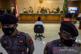 Terpidana kasus kekerasan seksual terhadap anak Herry Wirawan mendengarkan putusan majelis hakim saat  menjalani sidang vonis di Pengadilan Negeri Bandung, Jawa Barat, Selasa (15/2/2022). Majelis hakim Pengadilan Negeri (PN) Bandung menjatuhkan vonis pidana seumur hidup kepada Herry Wirawan atas kasus pemerkosaan 13 santriwati dibawah umur sekaligus diminta membayar restitusi (santunan) kepada para korban. ANTARA FOTO/Novrian Arbi/agr