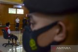 Terpidana kasus kekerasan seksual terhadap anak Herry Wirawan mendengarkan putusan majelis hakim saat  menjalani sidang vonis di Pengadilan Negeri Bandung, Jawa Barat, Selasa (15/2/2022). Majelis hakim Pengadilan Negeri (PN) Bandung menjatuhkan vonis pidana seumur hidup kepada Herry Wirawan atas kasus pemerkosaan 13 santriwati dibawah umur sekaligus diminta membayar restitusi (santunan) kepada para korban. ANTARA FOTO/Novrian Arbi/agr