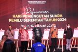 Ketua Komisi Pemilihan Umum (KPU) Ilham Saputra (tengah) bersama jajaran komisioner bersiap mencoblos surat suara sebagai tanda diluncurkan Hari Pemungutan Suara Pemilu Serentak Tahun 2024 di Gedung KPU, Jakarta, Senin (14/2/2022). KPU menetapkan Rabu, 14 Februari 2024 sebagai hari dan tanggal untuk pemungutan suara pada Pemilihan Umum Serentak 2024. ANTARA FOTO/Reno Esnir/wsj.