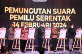 Ketua Komisi Pemilihan Umum (KPU) Ilham Saputra (tengah) bersama jajaran komisioner bersiap mencoblos surat suara sebagai tanda diluncurkan Hari Pemungutan Suara Pemilu Serentak Tahun 2024 di Gedung KPU, Jakarta, Senin (14/2/2022). KPU menetapkan Rabu, 14 Februari 2024 sebagai hari dan tanggal untuk pemungutan suara pada Pemilihan Umum Serentak 2024. ANTARA FOTO/Reno Esnir/wsj.