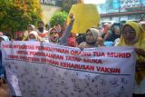 Sejumlah wali murid melakukan aksi protes di depan Kantor DPRD Padang, Sumatera Barat, Senin (14/2/2022). Mereka mempertanyakan surat edaran Dinas Pendidikan Kota Padang yang melarang siswa SD yang belum divaksin untuk belajar tatap muka dan meminta pihak sekolah untuk memfasilitasi pembelajaran daring bagi siswa yang belum vaksin itu. ANTARA FOTO/Iggoy el Fitra/pras.