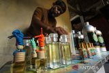 Pengusaha UMKM mengisi parfum dari bahan baku minyak Nilam ke dalam botol kemasan di Desa Batee Lapan Aceh Utara, Aceh, Selasa (15/2/2022). UMKM parfum industri rumahan binaan Kelompok Usaha Peningkatan Perekonomian Keluarga Sejahtera (KUPPK) tersebut masih bertahan dan berusaha menangkap peluang pemasaran melalui media sosial di tengah pandemi COVID-19. ANTARA FOTO/Rahmad