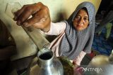 Pengusaha UMKM mengisi parfum dari bahan baku minyak Nilam ke dalam botol kemasan di Desa Batee Lapan Aceh Utara, Aceh, Selasa (15/2/2022). UMKM parfum industri rumahan binaan Kelompok Usaha Peningkatan Perekonomian Keluarga Sejahtera (KUPPK) tersebut masih bertahan dan berusaha menangkap peluang pemasaran melalui media sosial di tengah pandemi COVID-19. ANTARA FOTO/Rahmad