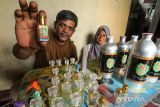 Pengusaha UMKM mengisi parfum dari bahan baku minyak Nilam ke dalam botol kemasan di Desa Batee Lapan Aceh Utara, Aceh, Selasa (15/2/2022). UMKM parfum industri rumahan binaan Kelompok Usaha Peningkatan Perekonomian Keluarga Sejahtera (KUPPK) tersebut masih bertahan dan berusaha menangkap peluang pemasaran melalui media sosial di tengah pandemi COVID-19. ANTARA FOTO/Rahmad