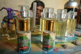 Pengusaha UMKM mengisi parfum dari bahan baku minyak Nilam ke dalam botol kemasan di Desa Batee Lapan Aceh Utara, Aceh, Selasa (15/2/2022). UMKM parfum industri rumahan binaan Kelompok Usaha Peningkatan Perekonomian Keluarga Sejahtera (KUPPK) tersebut masih bertahan dan berusaha menangkap peluang pemasaran melalui media sosial di tengah pandemi COVID-19. ANTARA FOTO/Rahmad