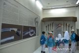 Sejumlah murid sekolah dasar membawa buku catatan mengunjungi ruangan pameran koleksi beberapa jenis benda sejarah senjata tradisional, termasuk peninggalan Kerajaan Aceh Darussalam di Museum Aceh, Banda Aceh, Kamis (17/2/2022). Kunjungan pelajar ke Museum Aceh itu sebagai edukasi untuk mengenal berbagai jenis benda sejarah senjata tradisional peninggalan perang kerajaan Aceh Darussalam dan termasuk senjata tradisional dari provinsi lain. ANTARA FOTO/Ampelsa