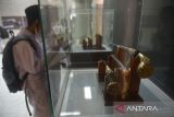 Sejumlah murid sekolah dasar membawa buku catatan mengunjungi ruangan pameran koleksi beberapa jenis benda sejarah senjata tradisional, termasuk peninggalan Kerajaan Aceh Darussalam di Museum Aceh, Banda Aceh, Kamis (17/2/2022). Kunjungan pelajar ke Museum Aceh itu sebagai edukasi untuk mengenal berbagai jenis benda sejarah senjata tradisional peninggalan perang kerajaan Aceh Darussalam dan termasuk senjata tradisional dari provinsi lain. ANTARA FOTO/Ampelsa