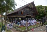 Sejumlah murid sekolah dasar mengunjungi Rumah Aceh dan termasuk Museum Aceh untuk mengenal berbagai jenis benda sejarah senjata tradisional di  Banda Aceh, Kamis (17/2/2022). Kunjungan pelajar ke Museum Aceh itu sebagai edukasi untuk mengenal berbagai jenis benda sejarah senjata tradisional peninggalan perang kerajaan Aceh Darussalam dan termasuk senjata tradisional dari provinsi lain. ANTARA FOTO/Ampelsa