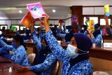 Peserta mengikuti pelatihan pembelajaran di luar ruangan (outdoor learning) di Kota Madiun, Jawa Timur, Kamis (17/2/2022). Pelatihan yang digelar Pemkot Madiun tersebut diikuti 70 guru SD dan SMP untuk meningkatkan kualitas Sumber Daya Manusia (SDM) guru guna mendukung peningkatan kualitas pendidikan di Kota Madiun. Antara Jatim/Siswowidodo