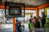 Pengemudi ojek menonton siaran TV analog di Cinunuk, Kabupaten Bandung, Jawa Barat, Kamis (17/2/2022). Kementerian Komunikasi dan Informatika akan melakukan penghentian siaran TV analog tahap pertama pada 30 April 2022 mendatang di 12 daerah di Jawa Barat. ANTARA FOTO/Raisan Al Farisi/agr
