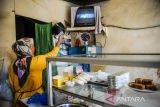 Pekerja warung makan menonton tv melalui siaran analog di Cisaranten, Bandung, Jawa Barat, Kamis (17/2/2022). Kementerian Komunikasi dan Informatika akan melakukan penghentian siaran TV analog tahap pertama pada 30 April 2022 mendatang di 12 daerah di Jawa Barat. ANTARA FOTO/Raisan Al Farisi/agr
