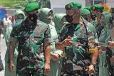 Danrem 042/Garuda Putih Kodam II/Sriwijaya yang baru Brigjen TNI Supriono (kanan) dan Danrem lama Brigjen TNI Zulkifli (kiri) mengikuti upacara penyambutan secara sederhana setibanya di Makorem 042/Garuda Putih, Jambi, Rabu (16/2/2022). Penyambutan Danrem baru Brigjen TNI Supriono yang menggantikan Brigjen TNI Zulkifli tersebut dilakukan secara sederhana guna mencegah penyebaran COVID-19. ANTARA FOTO/Wahdi Septiawan/YU