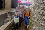 Petugas kesehatan Puskesmas berjalan menuju lokasi warga saat pelaksanaan vaksinasi lansia pintu ke pintu di Kelurahan Plawad, Karawang, Jawa Barat, Jumat (18/2/2022). Presiden Joko Widodo mengatakan pentingnya percepatan vaksinasi COVID-19 khususnya untuk lansia dan anak dalam pengendalian COVID-19 terutama varian Omicron seiring meningkatnya kasus. ANTARA FOTO/M Ibnu Chazar/agr
