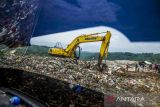 Petugas mengoperasikan alat berat untuk mengurai sampah di tempat pembuangan akhir sampah Sarimukti, Kabupaten Bandung Barat, Jawa Barat, Sabtu (19/2/2022). Walhi Jawa Barat mengharapkan pemerintah Indonesia di momentum Hari Peduli Sampah Nasional 2022 agar fokus pada pengelolaan sampah, sistem pengangkutan dan daur ulang sampah di Tempat Pembuangan Akhir tiap daerah agar tidak terjadi kelebihan kapasitas hingga terjadinya bencana longsor sampah yang merusak lingkungan. ANTARA FOTO/Novrian Arbi/agr