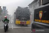 Petugas Raimas Polrestabes Bandung melakukan patroli kerumunan sekaligus menyemprotkan cairan disinfektan saat melintas di Jalan Ahmad Yani, Bandung, Jawa Barat, Sabtu (19/2/2022). Patroli tersebut dilakukan guna mencegah kerumunan di sejumlah titik keramaian pada masa PPKM level 3 di Kota Bandung. ANTARA FOTO/Raisan Al Farisi/agr