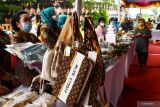 Pengunjung melihat produk Usaha Mikro Kecil Menengah (UMKM) saat digelar bazar produk UMKM di Kota Madiun, Jawa Timur, Minggu (20/2/2022). Bazar yang diikuti puluhan pelaku UMKM tersebut dimaksudkan untuk membangkitkan perekonomian pada masa pendemi COVID-19. Antara Jatim/Siswowidodo