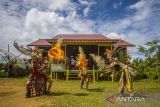 Warga dayak melakukan atraksi saat Festival Budaya Dayak Maanyan Warukin di Desa Warukin, Kabupaten Tabalong, Kalimantan Selatan, Senin (21/2/2022). Kegiatan yang diselenggarakan selama dua hari tersebut untuk mendorong potensi desa sekaligus mengkampanyekan nilai-nilai budaya Dayak Maanyan serta potensi ekonomi kreatif di Desa Warukin. Foto Antaranews Kalsel/Bayu Pratama S.