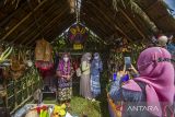 Pengunjung berfoto di salah satu stan dayak maanyan saat Festival Budaya Dayak Maanyan Warukin di Desa Warukin, Kabupaten Tabalong, Kalimantan Selatan, Senin (21/2/2022). Kegiatan yang diselenggarakan selama dua hari tersebut untuk mendorong potensi desa sekaligus mengkampanyekan nilai-nilai budaya Dayak Maanyan serta potensi ekonomi kreatif di Desa Warukin. Foto Antaranews Kalsel/Bayu Pratama S.