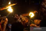 Penari melakukan atraksi api sebagai bagian Tari Atraksi Mandau Bekasai Api pada Festival Budaya Dayak Maanyan Warukin di Desa Warukin, Kabupaten Tabalong, Kalimantan Selatan, Senin (21/2/2022). Kegiatan yang dilaksanakan pemuda dan pemudi yang diberi kepercayaan oleh lembaga adat Dayak Maanyan Warukin tersebut menampilkan berbagai macam pentas seni tari dan musik tradisional yang bertujuan untuk membangkitkan minat generasi muda terhadap budaya dengan muatan kearifan lokal. Foto Antaranews Kalsel/Bayu Pratama S.