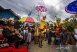 Pasangan pengantin mengikuti prosesi Bausung (digendong) saat Tradisi Pengantin Banjar Di Kecamatan Haruyan, Kabupaten Hulu Sungai Tengah, Kalimantan Selatan, Senin (21/2/2022). Tradisi pengantin tersebut menampilkan berbagai macam seni dan budaya seperti Bearak Naga, Bausung Pengantin, berbalas pantun dan Bapantul yang merupakan adat istiadat suata perkawinan di Kalimantan Selatan serta melestarikan tradisi turun temurun adat Banjar. Foto Antaranews Kalsel/Bayu Pratama S.