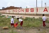 Sejumlah murid SD Negeri Porasa memunggut sampah plastik di sekitar pabrik smelter di Kecamatan Morosi, Konawe, Sulawesi Tenggara, Senin (21/2/2022). Kegiatan yang diselenggarakan Forum Guru Honorer PGRI se-Kabupaten Konawe bersama Yayasan Anak Pantai Sejahtera (YAPS) Sulawesi Tenggara tersebut dalam rangka memperingati Hari Peduli Sampah Nasional (HPSN). ANTARA FOTO/Jojon/YU