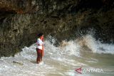 UPACARA MELASTI DI PANTAI NGOBARAN