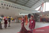 Calon pengantin foto pra-wedding  di pesawat  Boeing 737-200