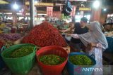 KENAIKAN HARGA KOMODITAS PANGAN. Pengunjung berbelanja komoditas cabai merah di pasar tradisional Lambaro, Kabupaten Aceh Besar, Aceh, Selasa (22/2/2022). Pedagang di pasar tradisional itu menyatakan, dalam sepekan terakhir harga beberapa jenis komoditas pangan bergerak naik akibat pasokan menurun, antara lain cabai merah Rp29.000 naik menjadi Rp 36.000 perkilogram,  cabai rawit Rp27.000 menjadi Rp32.000 perkilogram,  bawang merah Rp25.000 menjadi Rp27.000 perkilogram dan tomat Rp15.000 menjadi Rp26.000 perkilogram. ANTARA FOTO/Ampelsa