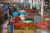KENAIKAN HARGA KOMODITAS PANGAN. Pengunjung berbelanja komoditas cabai merah di pasar tradisional Lambaro, Kabupaten Aceh Besar, Aceh, Selasa (22/2/2022). Pedagang di pasar tradisional itu menyatakan, dalam sepekan terakhir harga beberapa jenis komoditas pangan bergerak naik akibat pasokan menurun, antara lain cabai merah Rp29.000 naik menjadi Rp 36.000 perkilogram,  cabai rawit Rp27.000 menjadi Rp32.000 perkilogram,  bawang merah Rp25.000 menjadi Rp27.000 perkilogram dan tomat Rp15.000 menjadi Rp26.000 perkilogram. ANTARA FOTO/Ampelsa