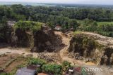 Foto udara galian C Gunung Balibar di Kampung Jatiwarang, Desa Sindang Angin, Kecamatan Lakbok, Kabupaten Ciamis, Jawa Barat, Senin (21/2/2022). Maraknya aktivitas tambang Galian C di Desa Sindang Angin dan Sidaharja, Kabupaten Ciamis dianggap tidak mengindahkan dampak lingkungan yang terjadi, serta telah menyebabkan seorang bocah berusia enam tahun meninggal dunia tenggelam saat bermain di kubangan bekas galian pasir pada Kamis (17/2) lalu. ANTARA FOTO/Adeng Bustomi/agr