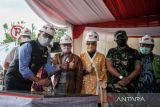 Gubernur Jawa Barat Ridwan Kamil (kiri) menandatangani prasasti saat meresmikan 