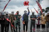 Gubernur Jawa Barat Ridwan Kamil (tengah) melempar pita saat meresmikan 