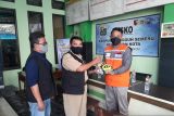 Tim Satgas Kelurahan Kampungdalem, Kota Kediri, menerima bantuan untuk warga yang melakukan isolasi mandiri karena terpapar COVID-19 di Kediri, Selasa (15/2/2022). Pemerintah Kota Kediri menggandeng lembaga amal yang tergabung dalam program Si Jamal (Sinergi untuk Jaring Pengaman Sosial) memberikan bantuan bagi warga yang isolasi mandiri setelah dinyatakan terkonfirmasi positif COVID-19. Antara Jatim/ Asmaul/ZK