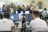 Wakil Bupati Aceh Utara Fauzi Yusuf (tengah) melihat langsung pelatihan komputer digital marketing di Balai Latihan Kerja dan Indrustri (BLKI), Desa Blang Adoe, Kuta Makmur, Aceh Utara, Aceh, Selasa (22/2/2022). BLKI Dinas Penanaman Modal, Transmigrasi dan Tenaga Kerja Aceh Utara membuka enam kejuruan pelatihan kerja berbasis kompetensi meliputi menjahit, digital marketing, kelistrikan, perawatan AC residential, furnitur kayu, pembuatan roti, dan kue untuk perbekalan ketrampilan remaja pengangguran di tengah pandemi COVID-19. ANTARA FOTO/Rahmad