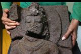 Arkeolog dari tim Balai Pelestarian Cagar Budaya (BPCB) Trowulan menyatukan bagian arca Agastya yang ditemukan saat eskavasi tahap kedua di situs Srigading, Lawang, Malang, Jawa Timur, Rabu (23/2/2022). Selain arca tersebut di lokasi yang sama juga ditemukan Lingga berukir serta pecahan relief sehingga memperkuat dugaan bahwa situs tersebut adalah candi yang berkaitan dgn prasasti Lingga Suntan peninggalan abad X pada era kerajaan Mataram Kuno. ANTARA FOTO/Ari Bowo Sucipto/nym.