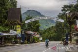 Pengendara motor melintas di Jalan Trans Kalimantan perbatasan Kalimantan Selatan-Kalimantan Timur Di Kabupaten Tabalong, Kalimantan Selatan, Rabu (23/2/2022). Salah satu jalan Trans Kalimantan yang menghubungkan Kalsel dan Kaltim tersebut menjadi jalan utama mobilitas barang dan orang serta menjadi akses jalan menuju Ibu Kota Negara (IKN) Nusantara yang berada di Kabupaten Paser Utara Provinsi Kalimantan Timur. Foto Antaranews Kalsel/Bayu Pratama S.