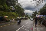 Pengendara motor melintas di Jalan Trans Kalimantan perbatasan Kalimantan Selatan-Kalimantan Timur Di Kabupaten Tabalong, Kalimantan Selatan, Rabu (23/2/2022). Salah satu jalan Trans Kalimantan yang menghubungkan Kalsel dan Kaltim tersebut menjadi jalan utama mobilitas barang dan orang serta menjadi akses jalan menuju Ibu Kota Negara (IKN) Nusantara yang berada di Kabupaten Paser Utara Provinsi Kalimantan Timur. Foto Antaranews Kalsel/Bayu Pratama S.