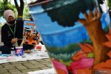 Peserta melukis pada tong saat mengikuti lomba melukis tong tempat sampah di Kota Madiun, Jawa Timur, Rabu (23/2/2022). Kegiatan yang digelar Pemkot Madiun yang diikuti 83 peserta terdiri dari murid SD/MI, SMP/MTs dan Organisasi Perangkat Daerah tersebut untuk menumbuhkan kepedulian terhadap kelestarian lingkungan. Antara Jatim/Siswowidodo/Ds