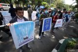 Imigran asal Afghanistan berunjuk rasa di depan gedung DPRD Sidoarjo, Jawa Timur, Selasa (22/2/2022). Dalam aksinya mereka menuntut kejelasan status dan kepastian dari UNHCR mengenai keberangkatan ke negara ketiga karena sudah tinggal selama lebih dari 10 tahun di pengungsian. Antara Jatim/Umarul Faruq/Ds