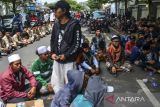 Massa dari Umat Muslim Priangan Timur menggelar unjuk rasa di Pengadilan Negeri Kelas I B Ciamis, Kabupaten Ciamis, Jawa Barat, Kamis (24/2/2022). Dalam aksinya, massa memblokir jalan nasional dan menuntut terdakwa Youtuber Muhammad Kosman alias Muhammad Kece atau M Kace kasus dugaan penistaan agama untuk dihukum seberat-beratnya. ANTARA FOTO/Adeng Bustomi/agr