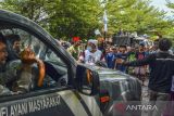 Masa yang tergabung dari Umat Muslim Priangan Timur memberhentikan mobil Polisi saat aksi unjuk rasa di Pengadilan Negeri Kelas I B Ciamis, Kabupaten Ciamis, Jawa Barat, Kamis (24/2/2022). Dalam aksinya, massa memblokir jalan nasional dan menuntut terdakwa Youtuber Muhammad Kosman alias Muhammad Kece atau M Kace kasus dugaan penistaan agama untuk dihukum seberat-beratnya. ANTARA FOTO/Adeng Bustomi/agr